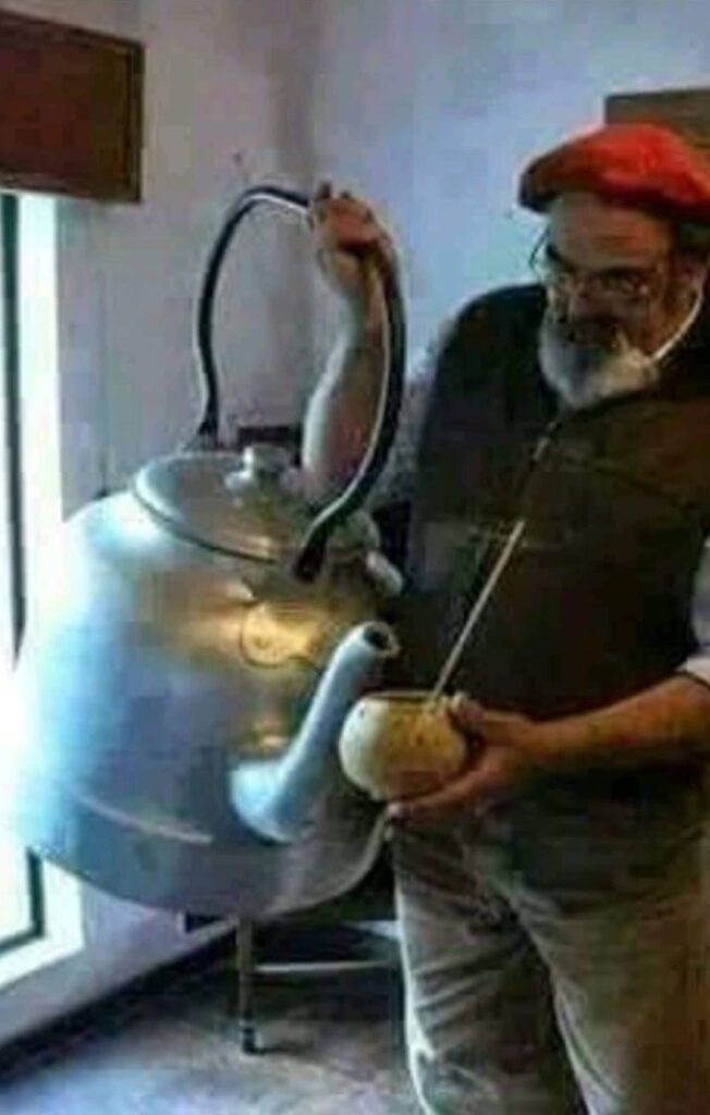 Paisano cebando mate con una caldera muy grande